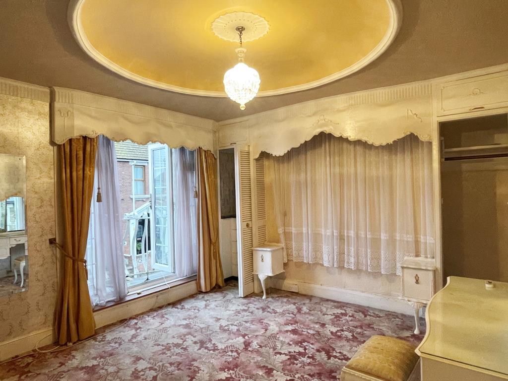 Lot: 52 - LARGE THREE-BEDROOM TERRACED HOUSE FOR IMPROVEMENT -